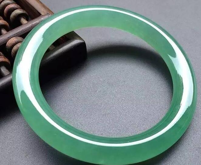 究竟手镯玉的好还是翡翠的好 买过的人进来说说 第1张