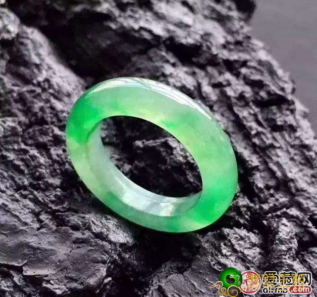 戴翡翠预防疾病健身的缘故 戴翡翠的益处 