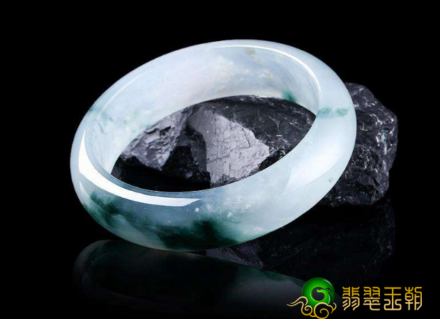 新手翡翠买家如何挑选冰种翡翠手镯？翡翠行家教你如何避免这些“坑”   第2张