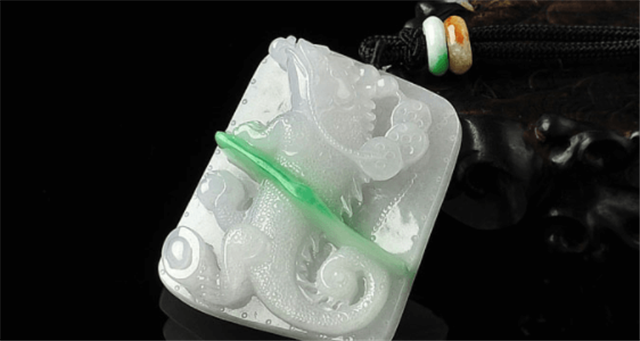 贵的白底青翡翠什么样？白底青翡翠好吗？   第1张