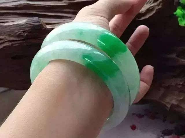 有两个翡翠手镯怎么戴?看看古人是如何“富贵戴双镯”的! 第1张