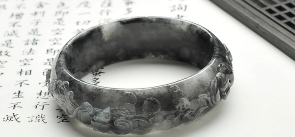 黑色的翡翠叫什么？关于保养翡翠的三大建议！   第2张