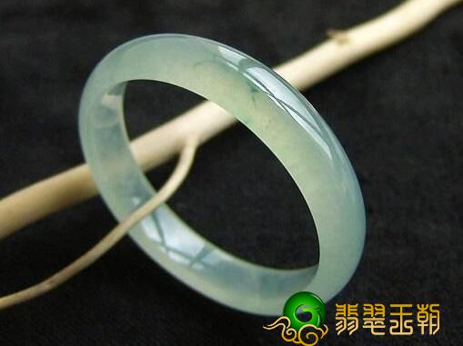 翡翠手镯和和田玉手镯到底哪个更好?翡翠和玉的区别是什么   第2张