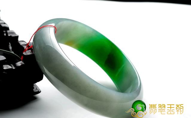 迅速掌握翡翠镯子如何配戴有气质 第2张