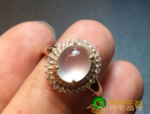 高冰翡翠价钱怎样 和翡翠冰种翡翠对比哪一个更贵 