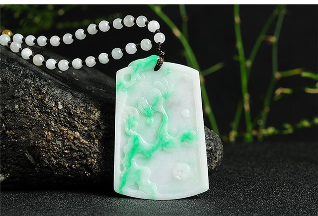 白底青翡翠挂件价格高吗?一文带你认识白底青翡翠! 第2张