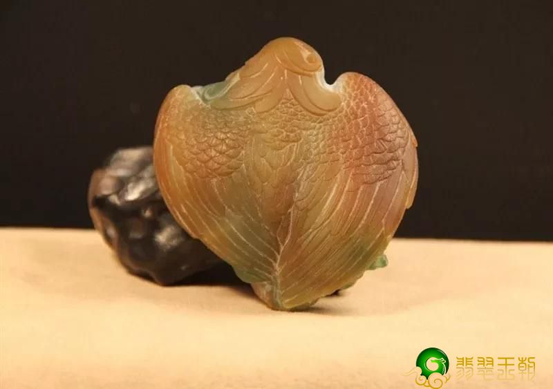 还没有雕刻竣工，就被藏友拿到，封杀一年后绝品翡翠再入眼前！   第2张