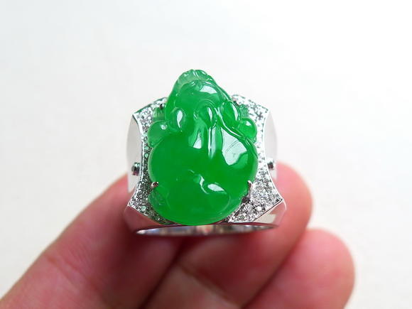 翡翠金蟾身上佩，源财滚滚向你来   第2张