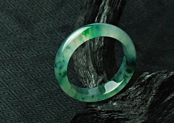 懂行的人赶紧来说说中档翡翠手镯的价格   第1张