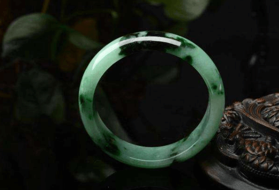 翡翠中的藓究竟是怎么回事?带黑癣翡翠手镯好吗? 第1张