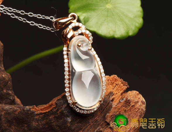 一个翡翠吊坠多少钱？快来看看你买贵了没有！   第3张