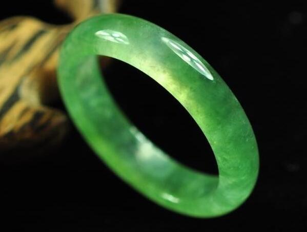 女性喜爱佩戴翡翠手镯不是没有道理 这些好处不可小觑 第2张