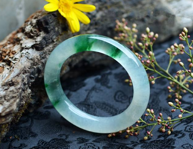 缅甸翡翠玉手镯价格，翡翠手镯价格相差大吗？   第2张