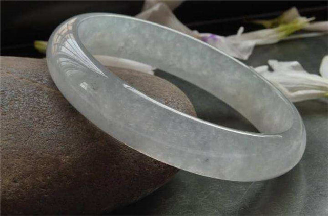 翡翠手镯的皮纹是裂吗？其实它们有着本质上的区别！   第3张