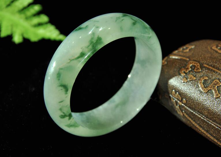 戴翡翠手镯的好处你真的应该知道 趁现在还不晚   第1张