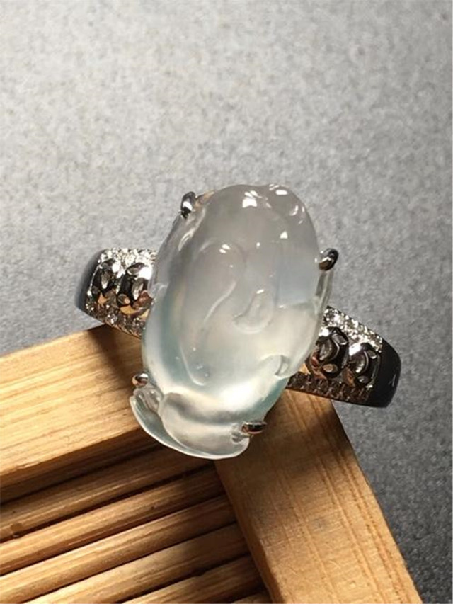 白色冰种翡翠戒指价格高吗?影响它价格的因素有哪些? 第3张