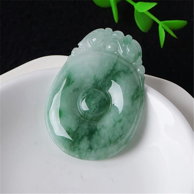 冰糯种飘花价格高吗？带你感受飘花翡翠之美！   第2张