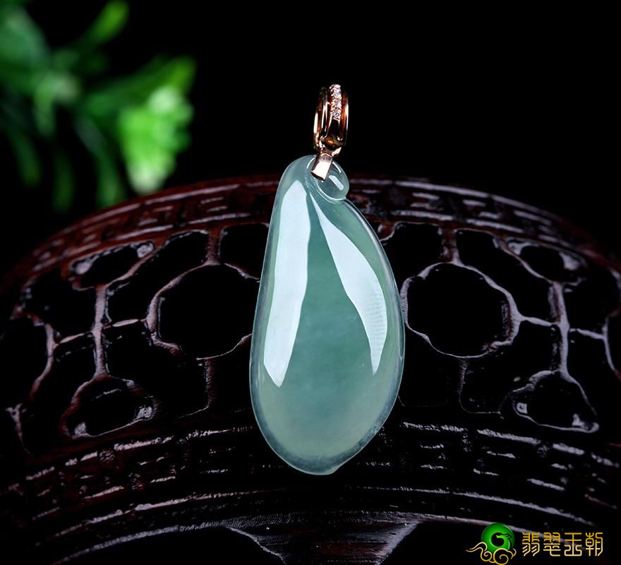 翡翠平安无事牌的配戴有哪些注重？有的翡翠戴不对很有可能会招灾   第4张