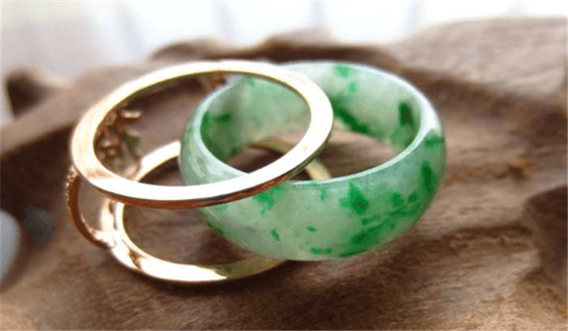 翡翠戒指应当戴在哪个手指头上？原先每一个手指头的含意都不一样！   第4张