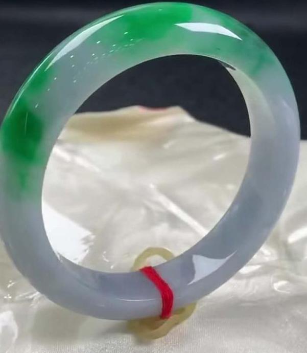 
什么叫翡翠，纯天然翡翠的特点有什么？
 