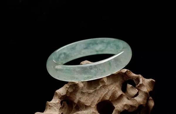 翡翠常识的基本内容都有哪些，后期的保养该如何做呢   第1张