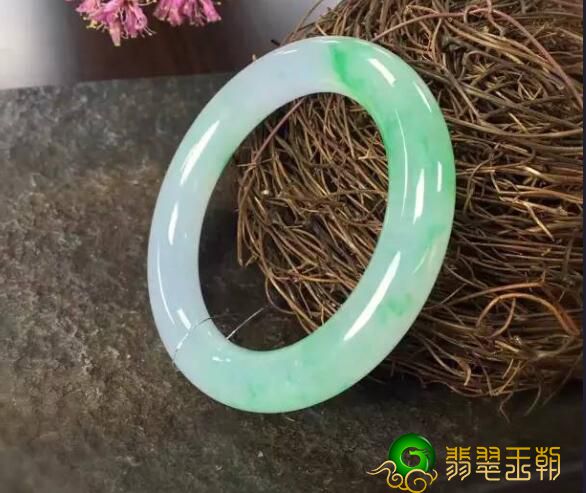 立即弄清白色背景青翡翠手镯价格很重要 别一当心就买亏掉   第2张