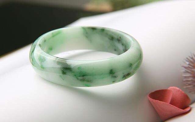 翡翠手镯怎么鉴定？我们可以从这几个方面鉴定   第1张