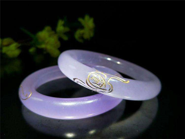 翡翠手镯可以两只手都戴吗？原来它还有这样的说法！   第3张