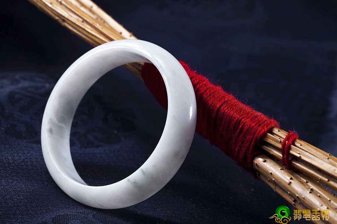 翡翠手镯鉴定如何进行？怎样辨别品质的好坏？   第1张