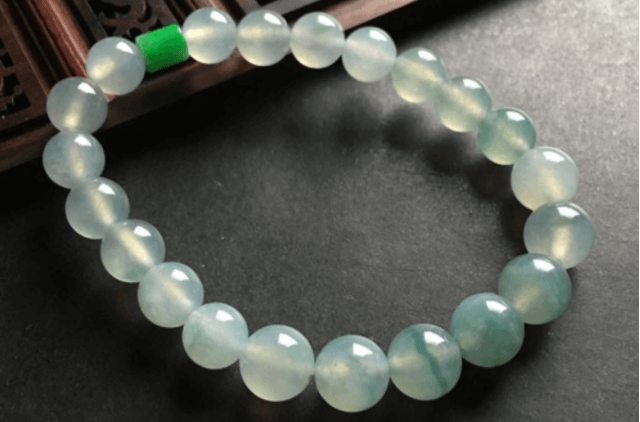 你想买一款翡翠手串吗？快来看看冰种飘花翡翠手串价格吧！   第2张