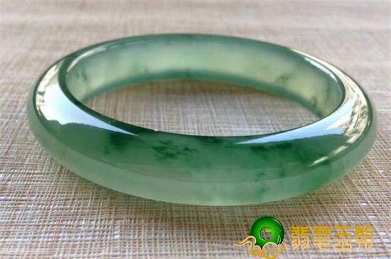 翡翠冰种翡翠手镯怎样选择？如何去购买翡翠冰种翡翠手镯   第2张