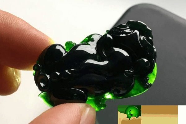 貔貅吊坠能够驱邪旺财，墨翠貔貅合适什么人戴？   第4张