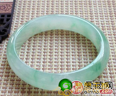 你了解翡翠镯子有多少种吗？每个的实际意义是啥？   第2张