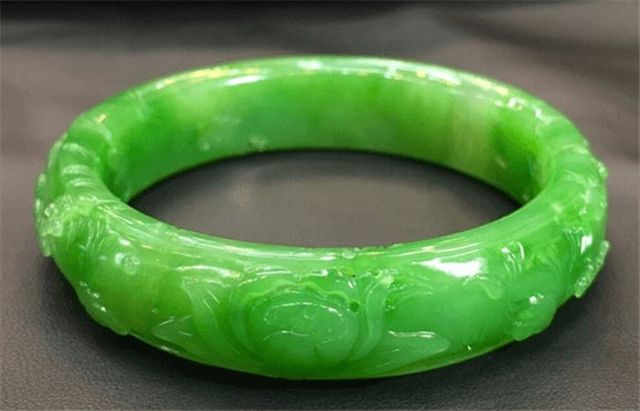 和田碧玉适合年轻人戴吗?看到苹果绿就不疑惑了! 第1张