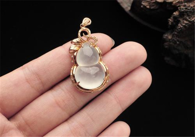 无色冰种翡翠很便宜吗？那你可就错了！   第3张