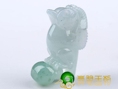 翡翠鸟儿的喻意是啥 翡翠喜鹊寓意吉祥如意 