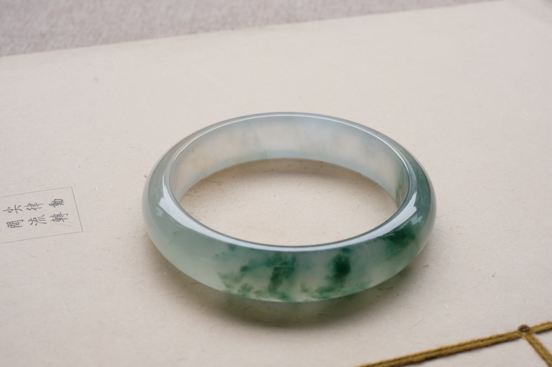 翡翠飘花是什么 不同翡翠飘花具有不同的美感和欣赏价值   第2张