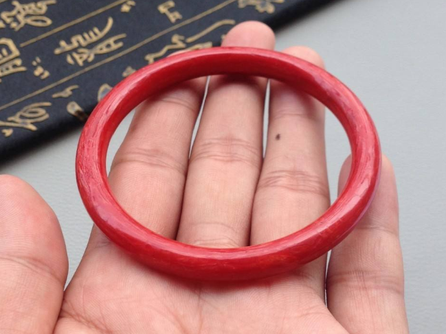 红珊瑚手镯是重还是轻 红珊瑚手镯鉴别 