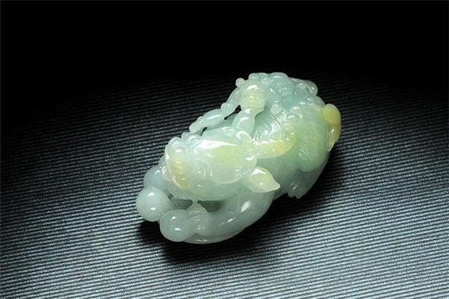 a货绿翡翠貔貅的价格是多少？影响翡翠貔貅价格的因素有哪些？   第3张