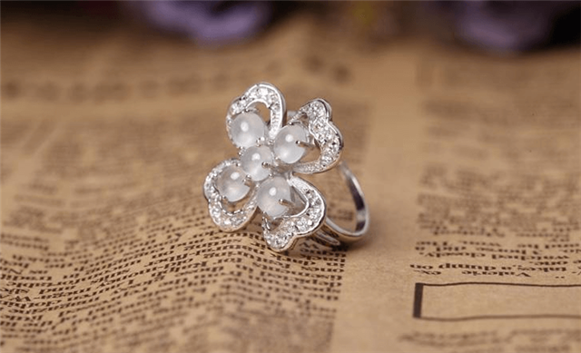 白冰翡翠价格相对实惠，风格简单受年轻人欢迎   第2张