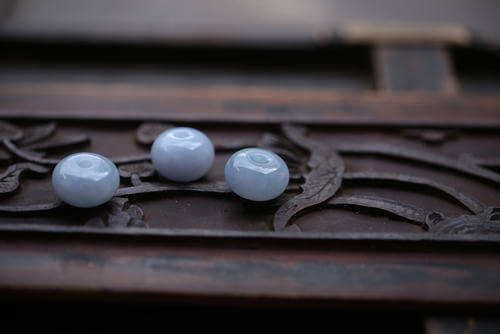 翡翠蓝水和高冰哪个好？影响蓝水翡翠价格的因素是什么？   第1张