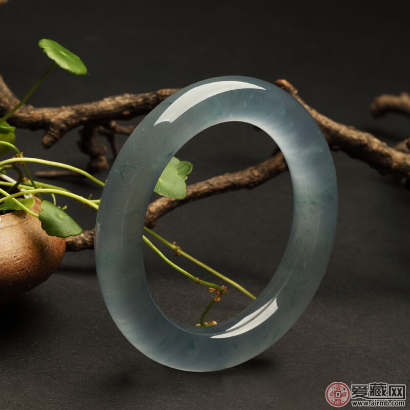 怎样鉴别翡翠玉镯？这些常识你要懂 