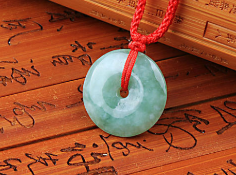 豆种翡翠图片价格 豆种翡翠能戴透吗 第2张