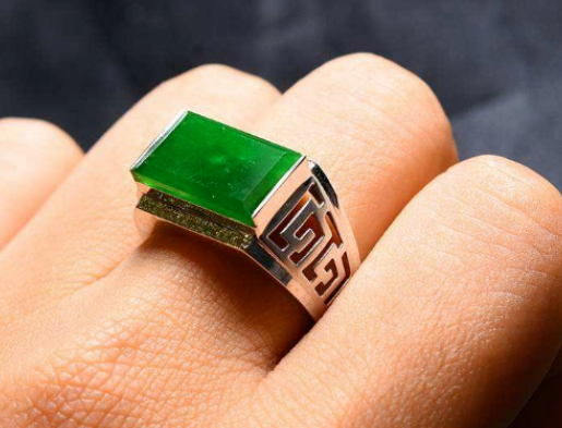 男士翡翠戒指价格 男士翡翠戒指价格贵吗 第2张