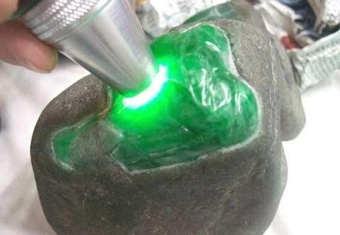 懂得了翡翠赌石的“十不信”，你还会傻傻的赌原石吗   第5张