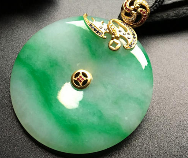 绿翡翠平安扣市场价 绿翡翠平安扣多少钱一个 第1张