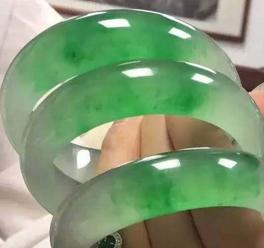 为什么有钱人都买玉，不去投资股市房产？   第3张