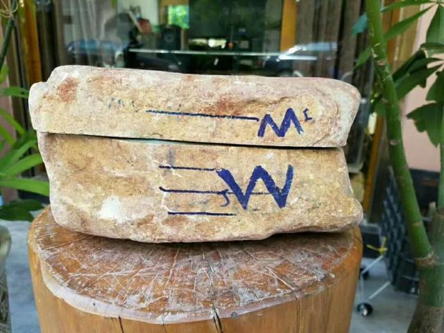 网友花重金买翡翠原石，交易不到五分钟毫不犹豫的就一刀切开！ (图文)   第1张