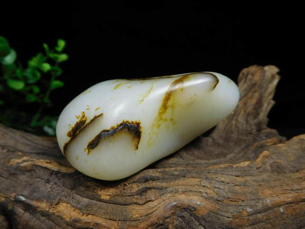 和田青白玉籽料价格 青白籽料真的便宜吗   第2张