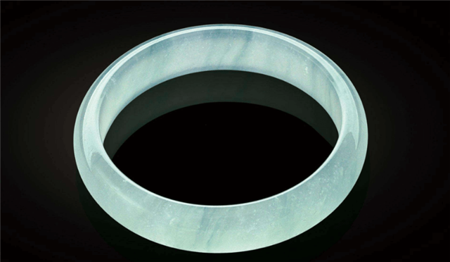 翡翠戴在左手还是右手？佩戴翡翠有哪些讲究？   第1张